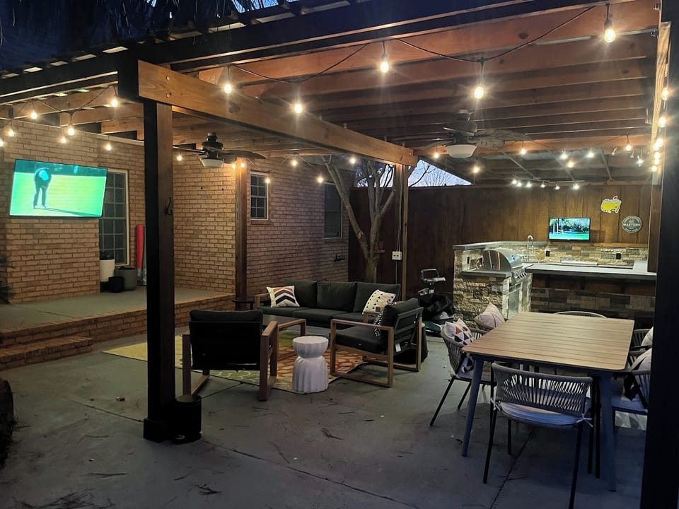 Outdoor sitting and dining area