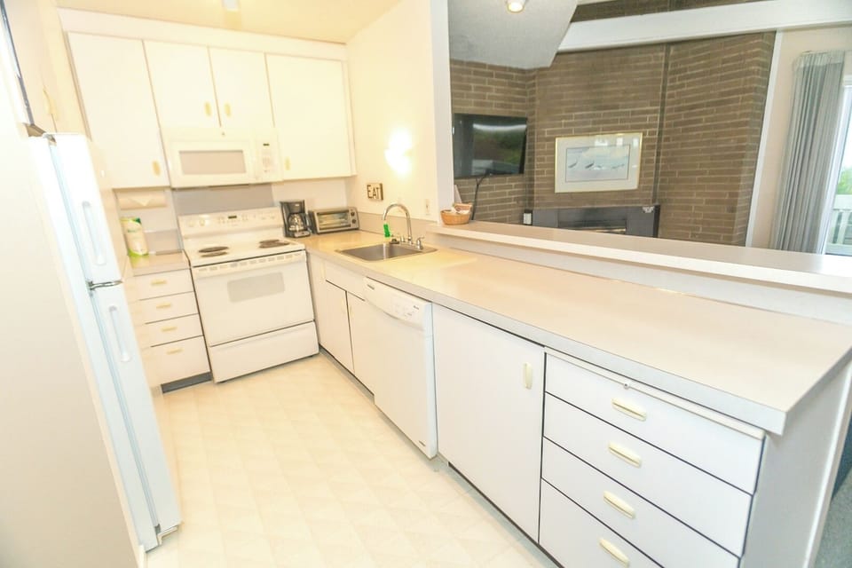 Cook with ease in the bright, fully equipped kitchen.