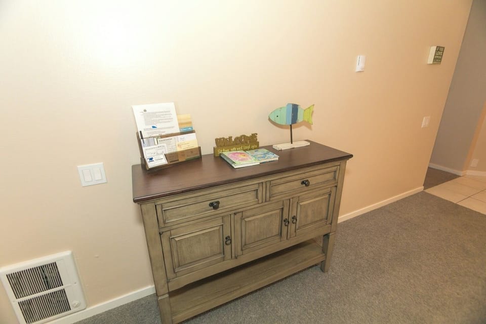 Settle in smoothly with simple touches and easy entry.