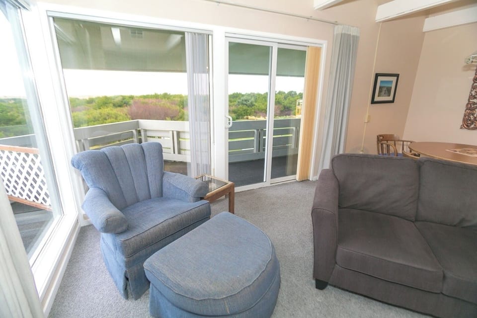 Lounge by the sliders and savor relaxing green, treetop views.