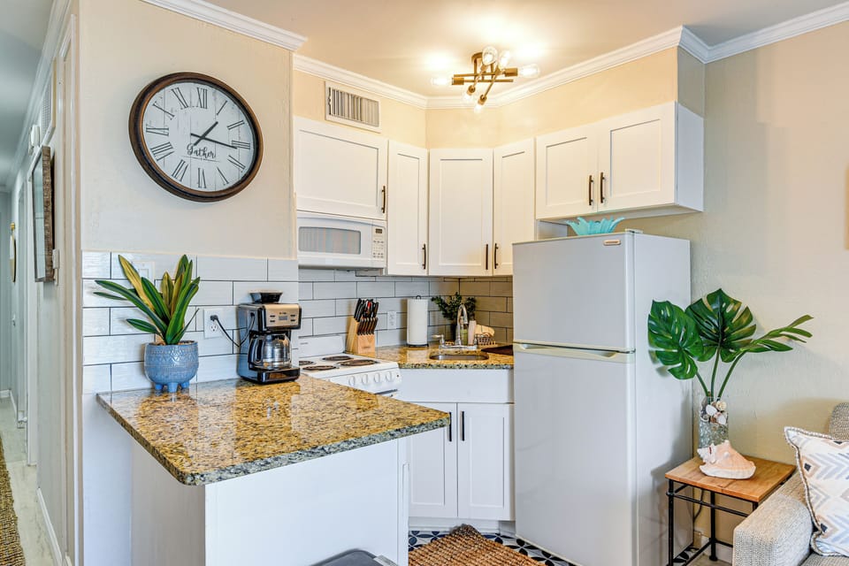 Kitchenette | Trash Bags & Paper Towels
