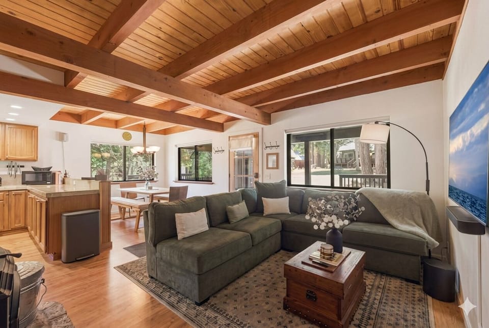 Bright lounge space for comfort, connection, and relaxing mountain getaways.
