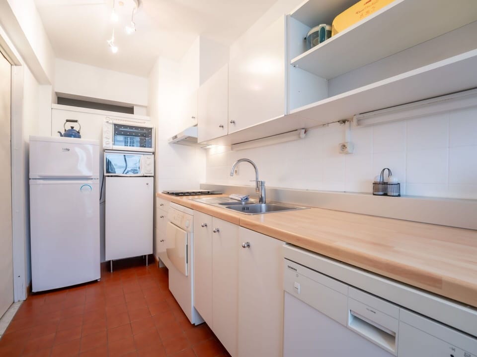 Kitchen, Kitchen Appliance, Countertop, Major Appliance, Kitchen Sink, Cabinetry, Interior Design, Flooring, Sink, Wood