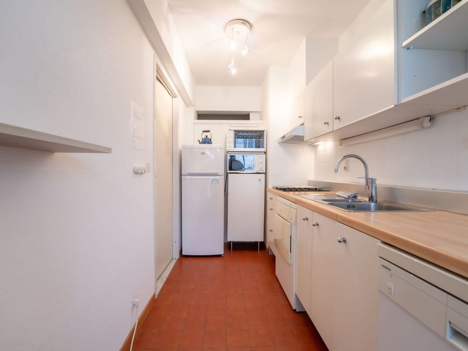 Kitchen, Kitchen Appliance, Major Appliance, Countertop, Flooring, Interior Design, Kitchen Sink, Floor, Cabinetry, Room