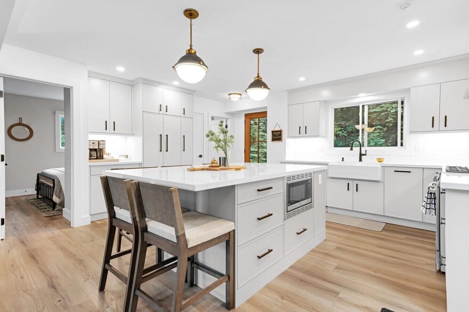 The bright and spacious kitchen is a chef’s dream, featuring luxurious appliances and a large kitchen island with seating for 6 – perfect for cooking, dining, and gathering with loved ones!