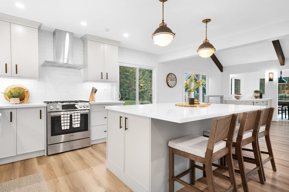 The bright and spacious kitchen is a chef’s dream, featuring luxurious appliances and a large kitchen island with seating for 6 – perfect for cooking, dining, and gathering with loved ones!
