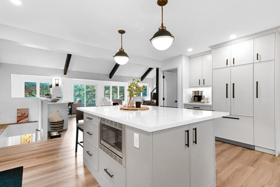 The bright and spacious kitchen is a chef’s dream, featuring luxurious appliances and a large kitchen island with seating for 6 – perfect for cooking, dining, and gathering with loved ones!