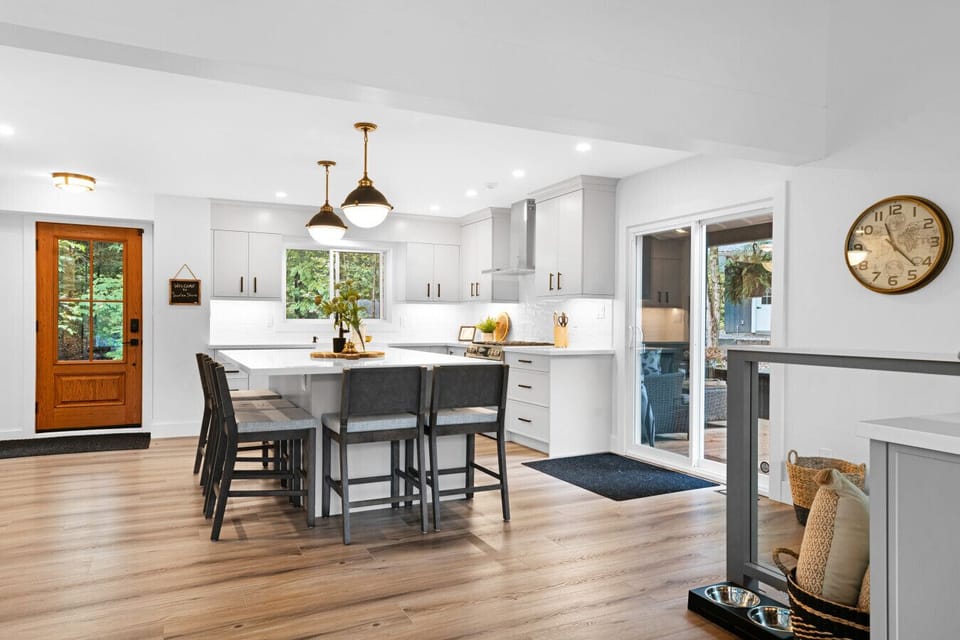 The bright and spacious kitchen is a chef’s dream, featuring luxurious appliances and a large kitchen island with seating for 6 – perfect for cooking, dining, and gathering with loved ones!