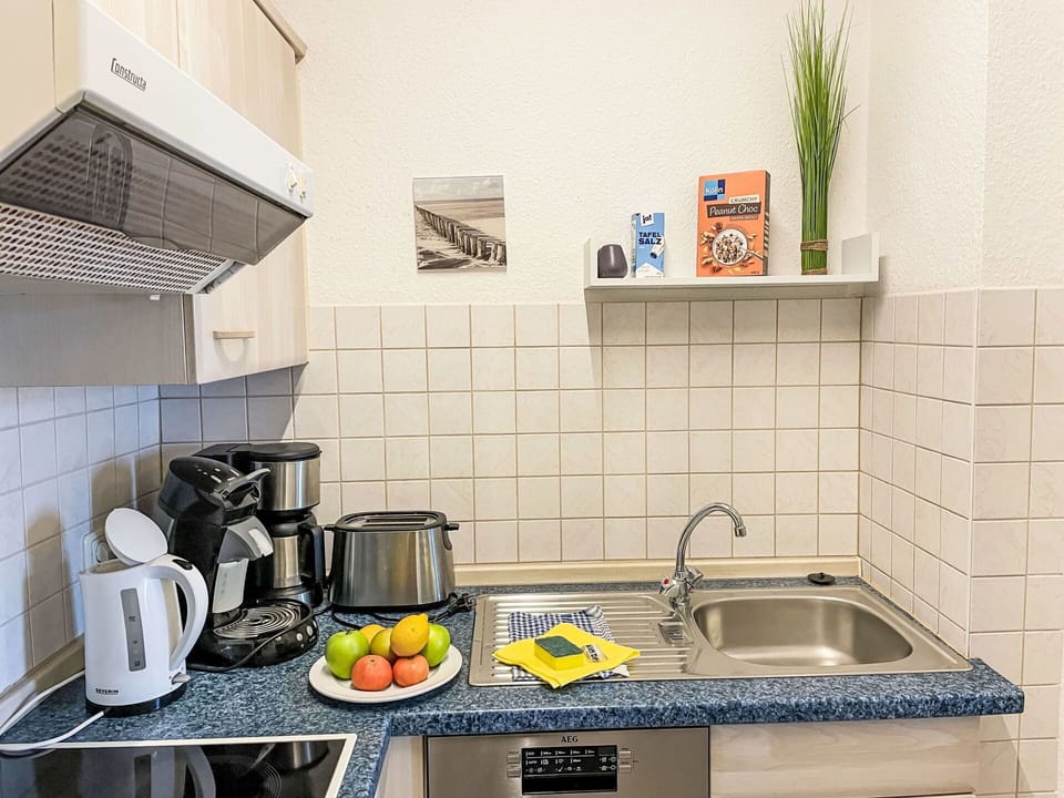 Kitchen Appliance, Major Appliance, Interior Design, Kitchen, Furniture, Countertop, Flooring, Sink, Floor, Small Appliance