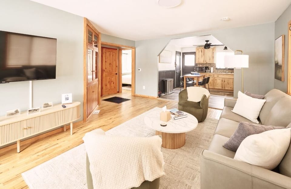 Livingroom to kitchen