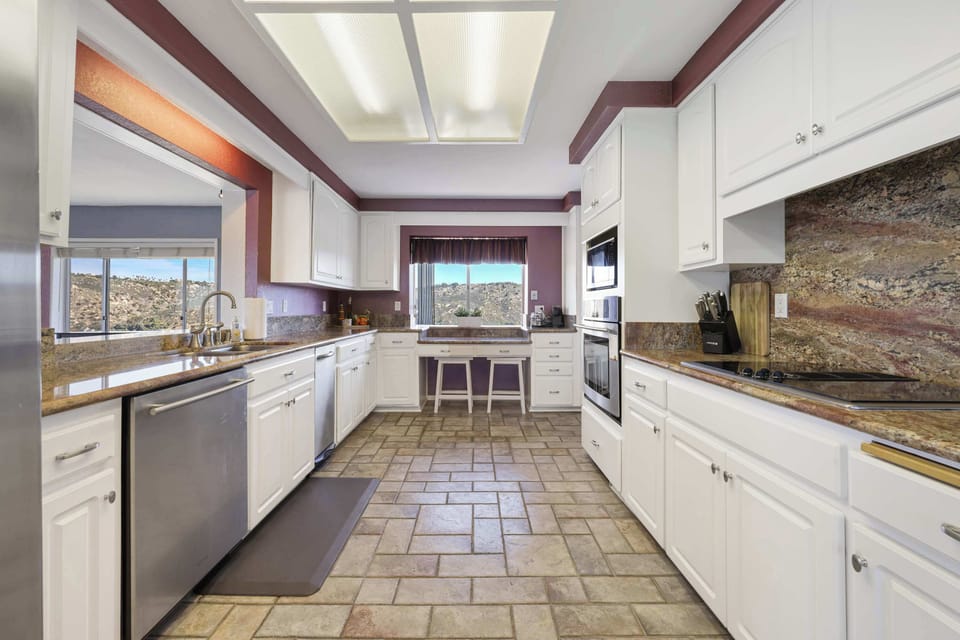 Chef’s Dream Kitchen – Cook like a pro in this fully-equipped, spacious kitchen with modern appliances, elegant granite countertops, and ample storage. Whether preparing a quick bite or a gourmet feast, this kitchen makes it effortless.