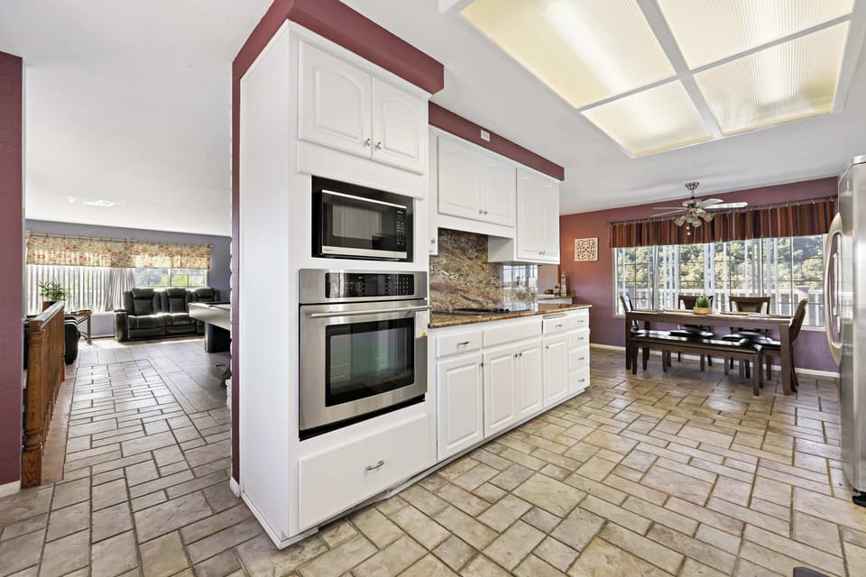 Spacious & Stylish – A Kitchen Made for Entertaining! 🍷👨‍👩‍👧‍👦
With a seamless flow into the dining and living areas, this kitchen is perfect for hosting unforgettable gatherings. The sleek design, abundant lighting, and thoughtful layout create