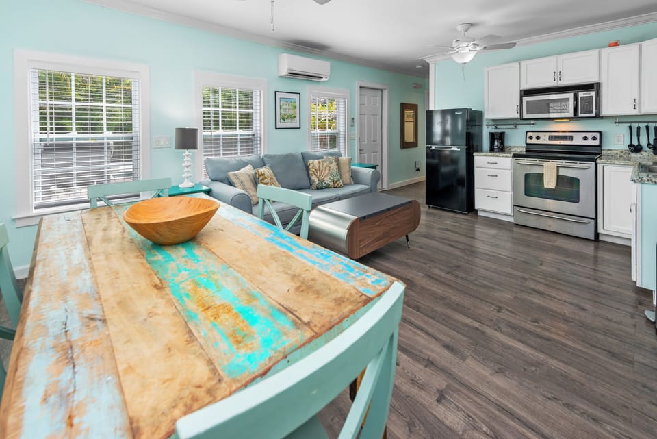 Great open area for easy entertaining!