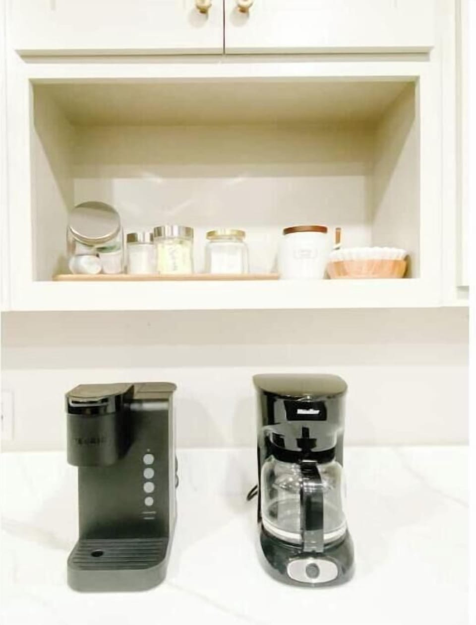 Drip coffee maker as well as a Keureg with grinds, pods, sugar and cream
