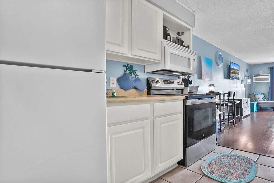 Kitchenette with Full Size Appliances
