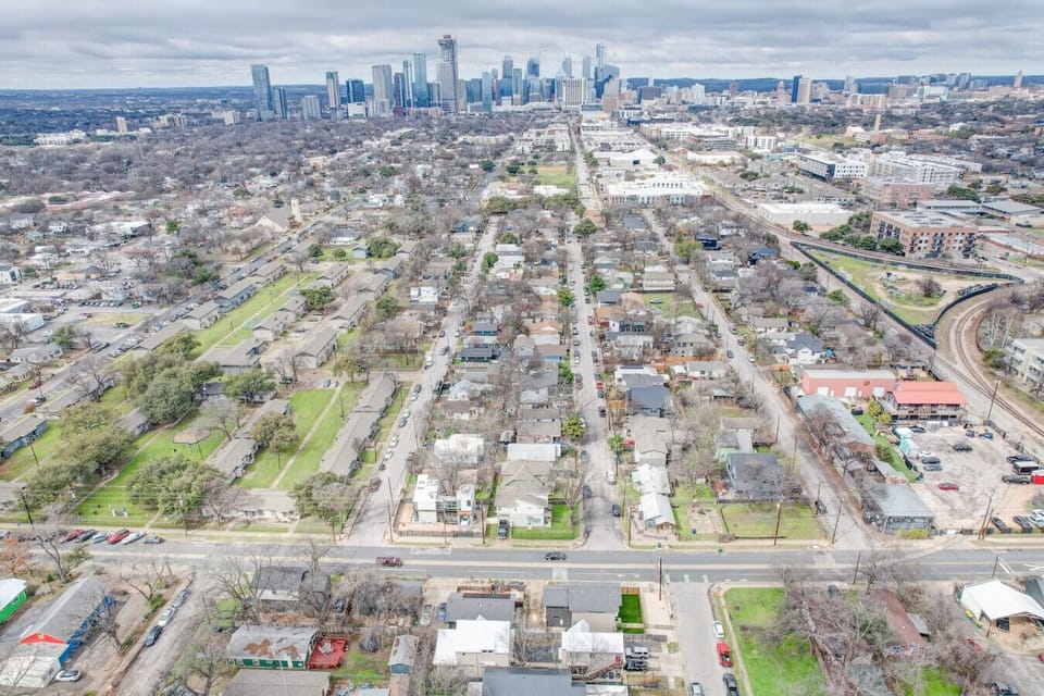 Stay in the heart of the action! This home is located just minutes from downtown Austin, offering easy access to top restaurants, nightlife, and attractions.