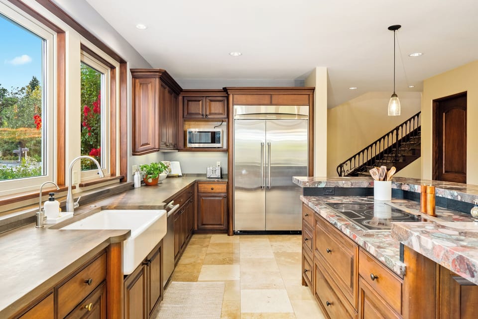 Full eat in kitchen