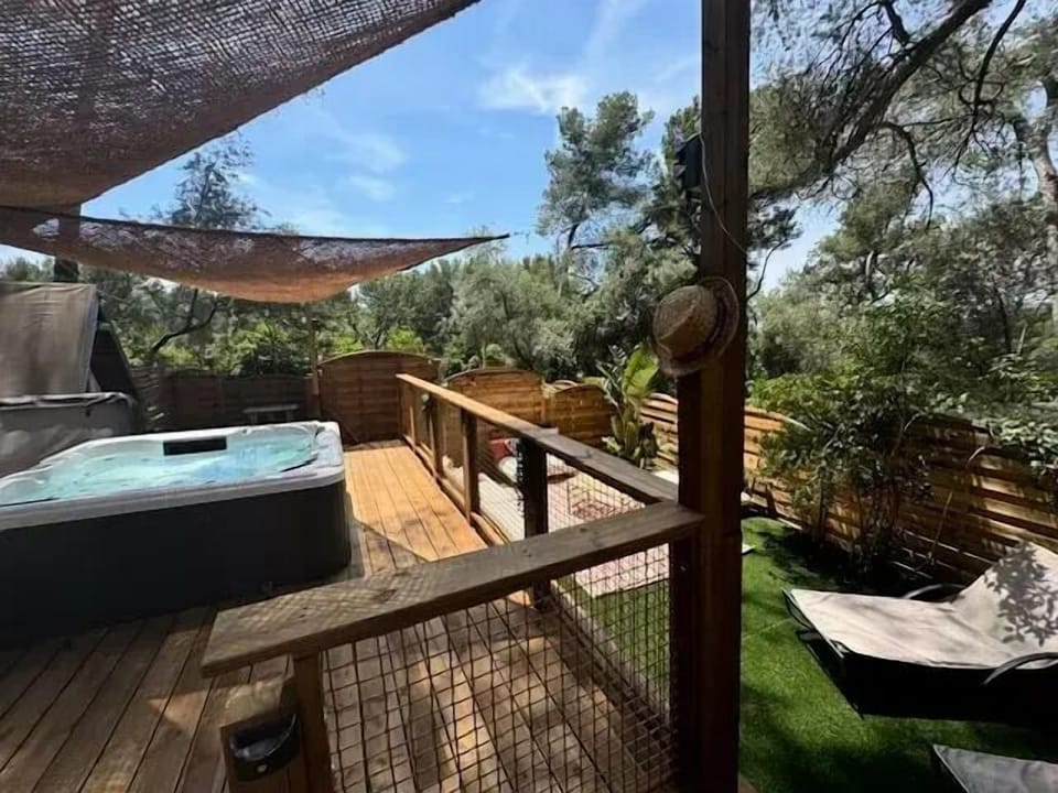 Outdoor spa tub