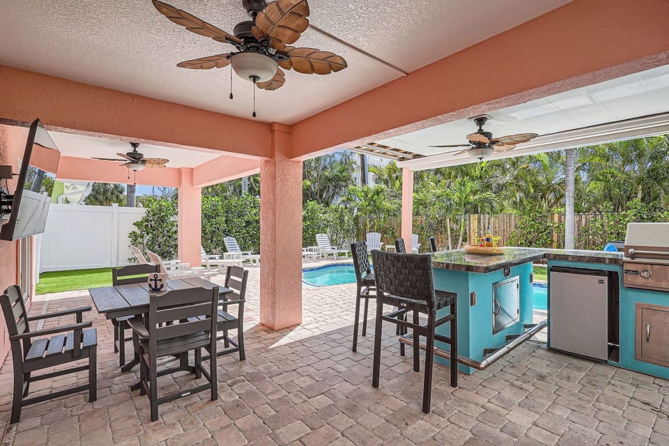 Outdoor kitchen and bar