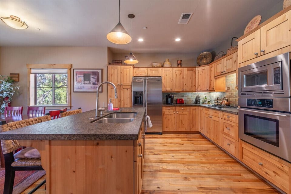 Very well stocked kitchen with high end supplies and appliances.