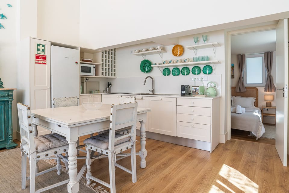 Open-plan kitchen and dining area with decorative green plates — Villa Margaritta, holiday villa in Sintra
