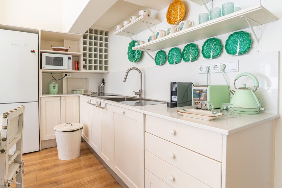 Modern kitchen with green ceramic leaf plates — Villa Margaritta, holiday villa in Sintra