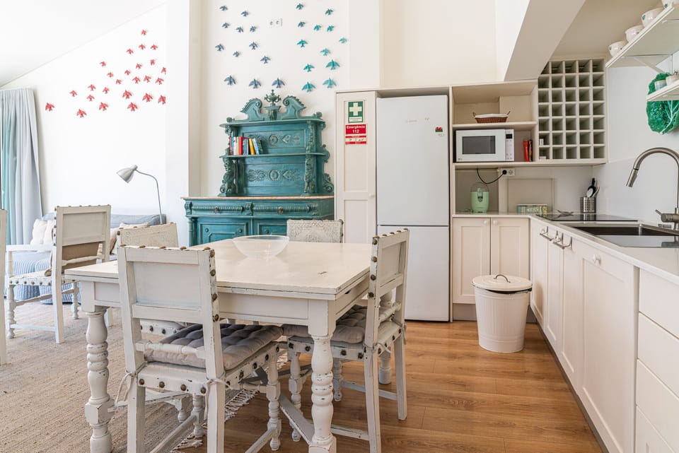 Open-plan kitchen and dining area with turquoise dresser — Villa Margaritta, holiday villa in Sintra