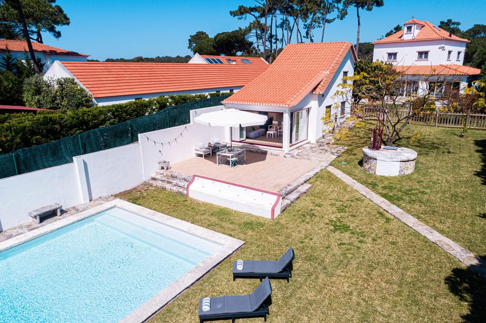 Private pool and sun terrace with poolside cabana — Villa Margaritta, holiday villa in Sintra