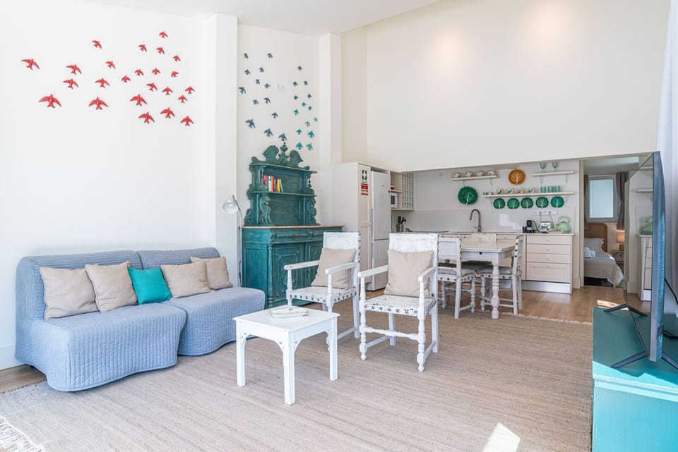 Bright open-plan living room with curved blue sofa — Villa Margaritta, holiday villa in Sintra
