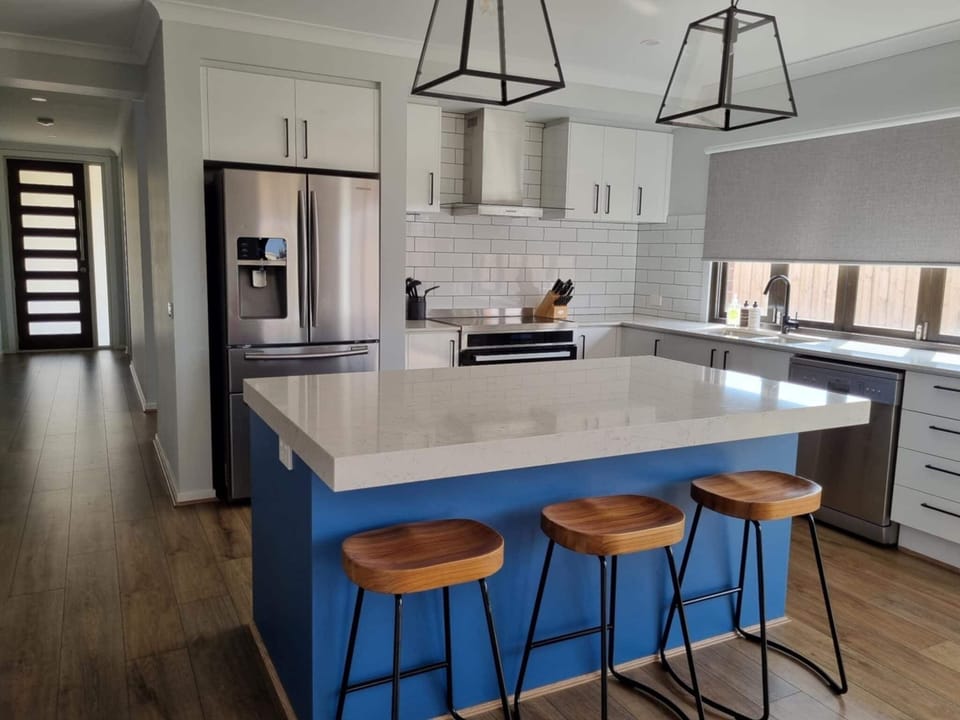 Kitchen with plumbed in fridge (including icemaker)