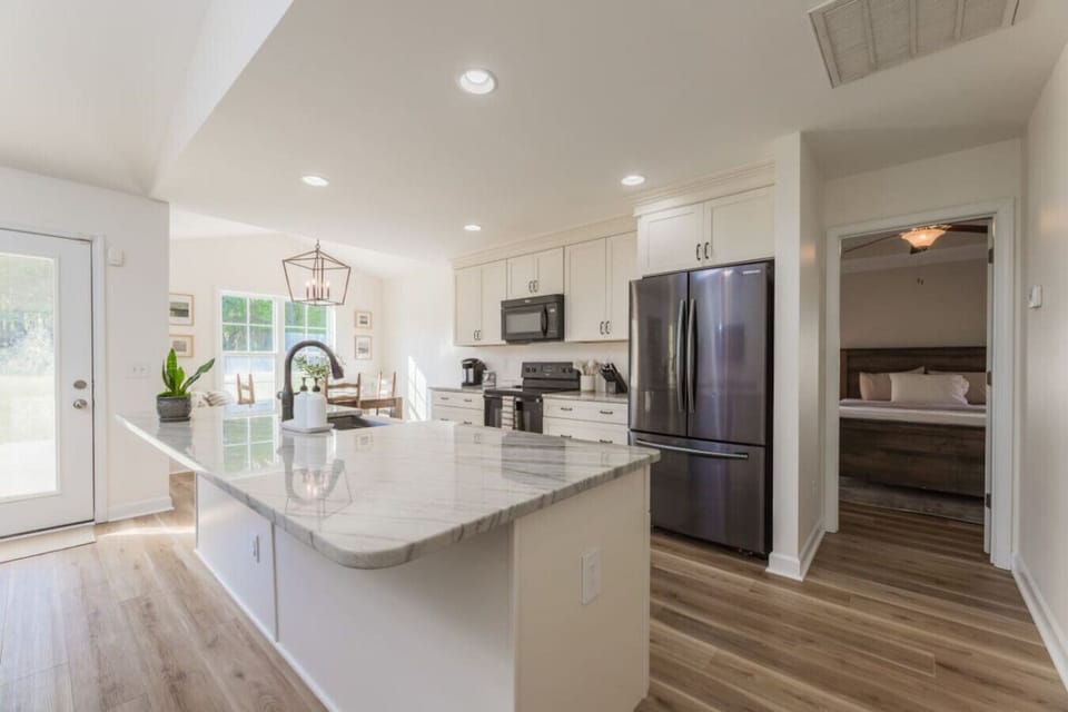 Cook and dine in style with this sleek, modern kitchen.