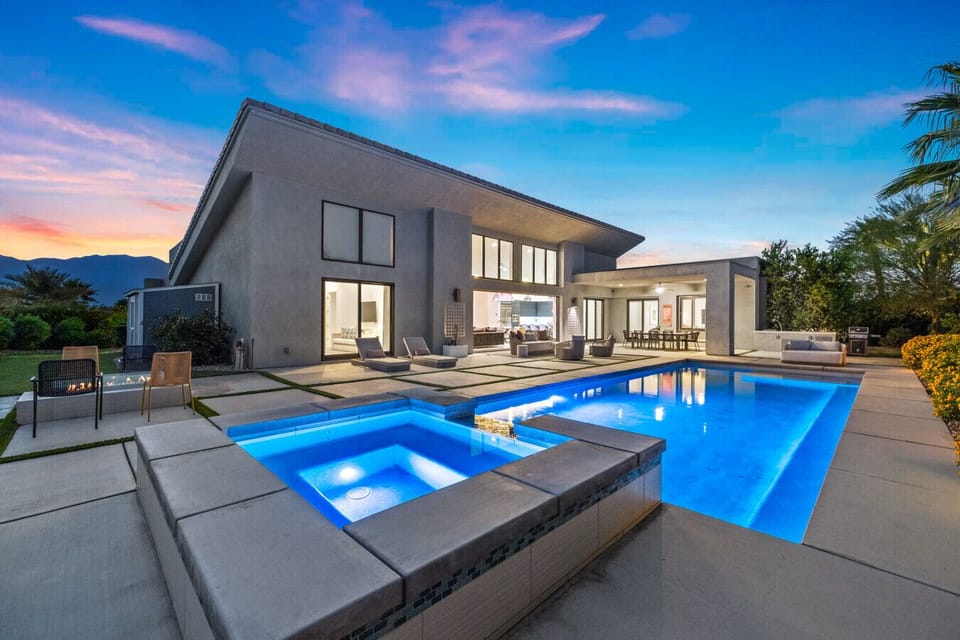 Poolside Retreat – Nighttime elegance.