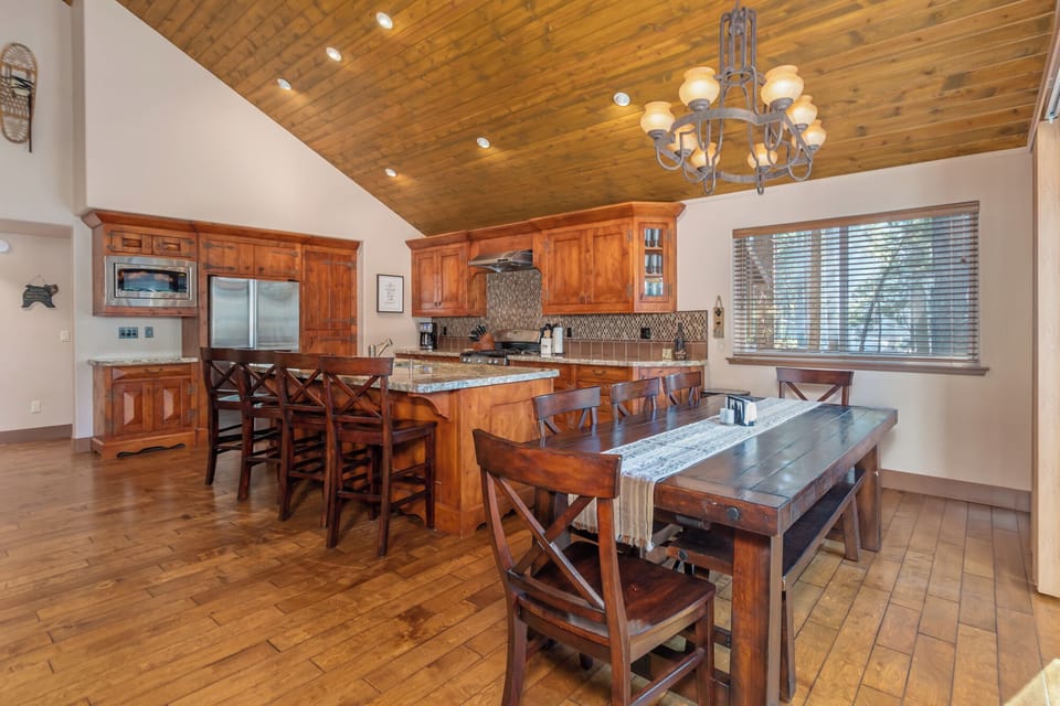 Dining to Kitchen