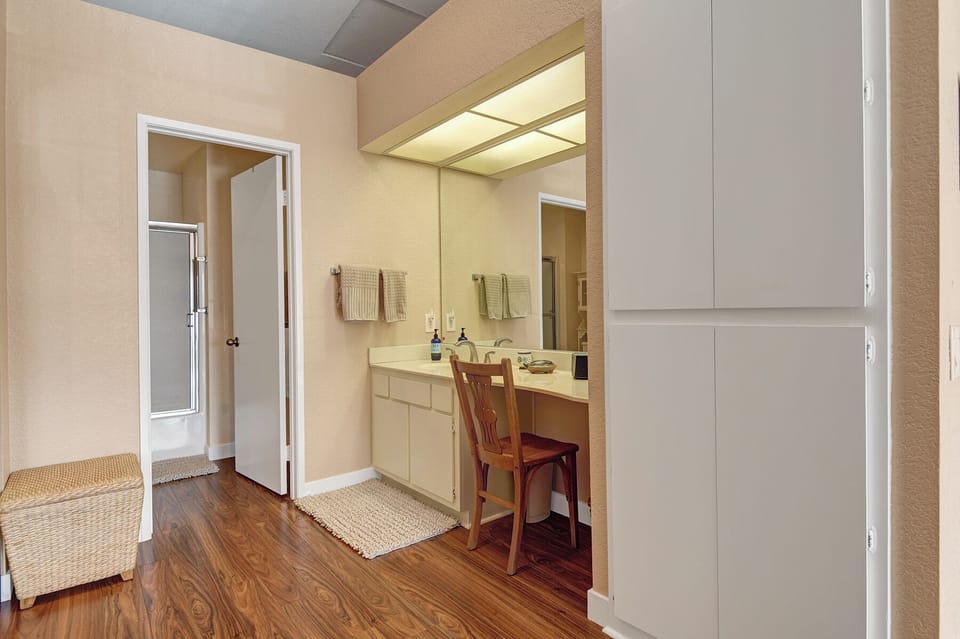 MAIN BATHROOM.jpg mls