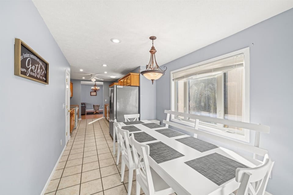 dining area seating for 8