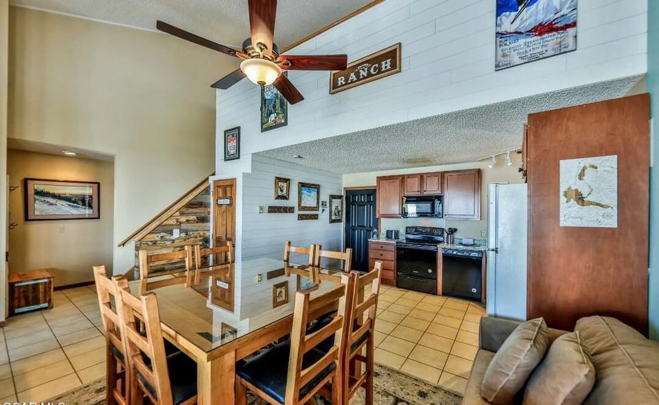 Kitchen
Seating for up to 8