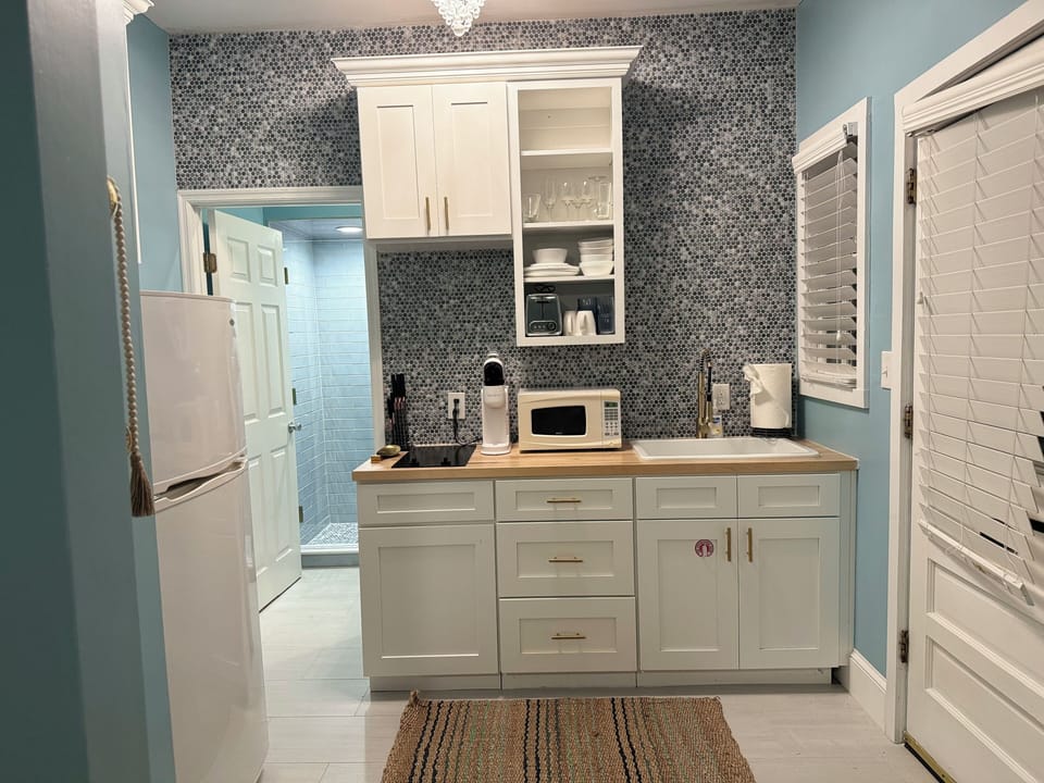 Efficient kitchen incl. 2 burner cooktop, microwave, keurig, toaster
