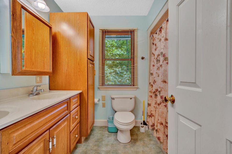 Master suite full bath with two sinks and plenty of space to freshen up