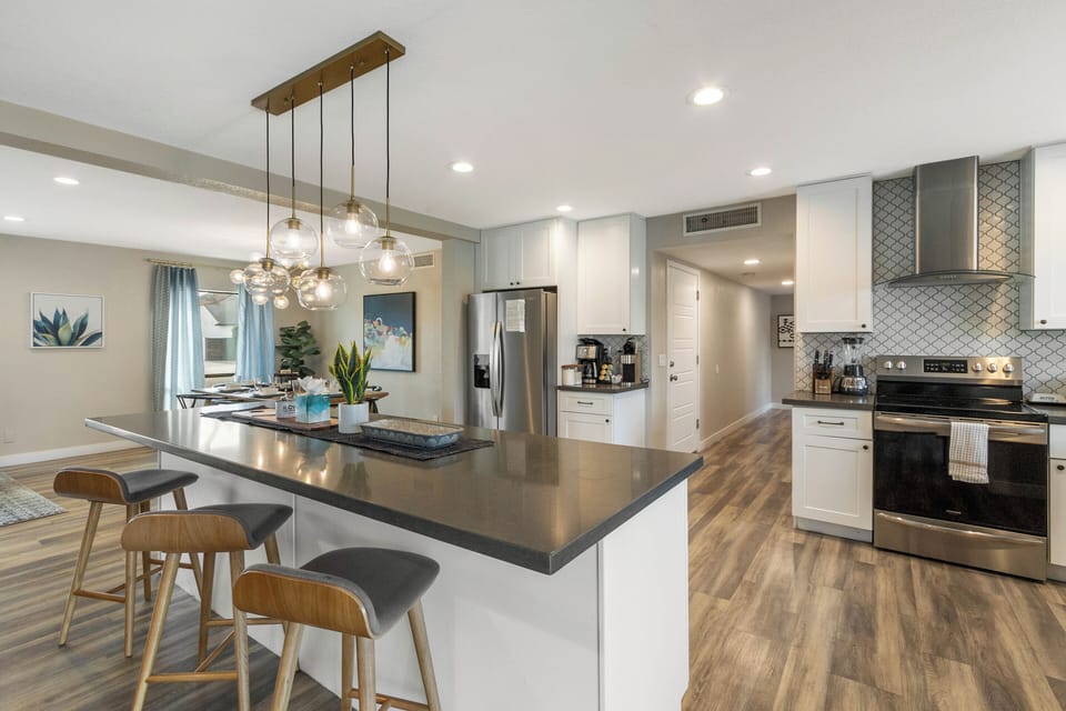 Fully Equipped Kitchen with Electric Range