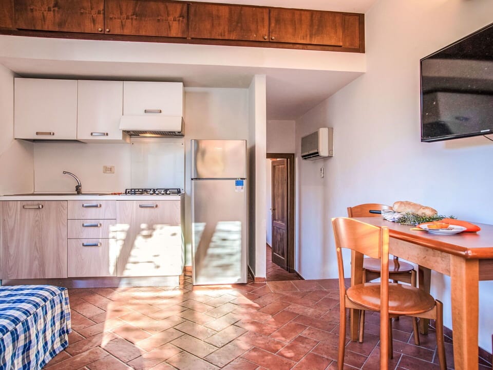 Wood, Furniture, Flooring, Interior Design, Floor, Apartment, Home, Wood Stain, Ceiling, Chair