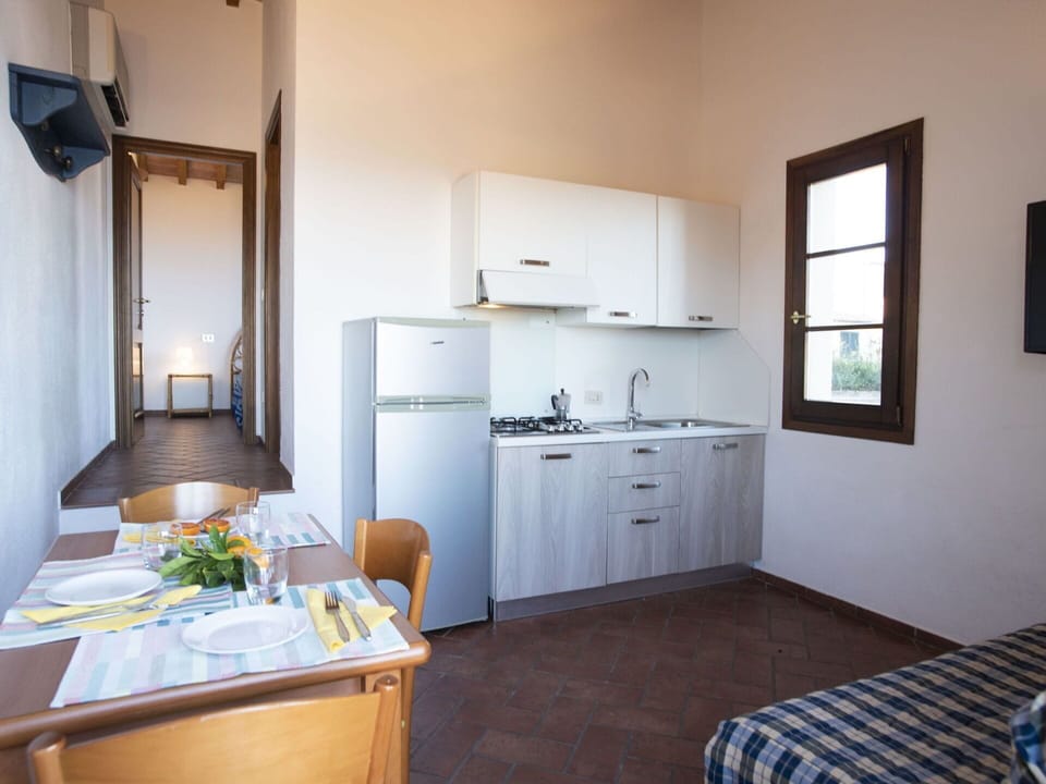 Apartment, Wood Stain, Balcony, Kitchen & Dining Room Table, Hotel