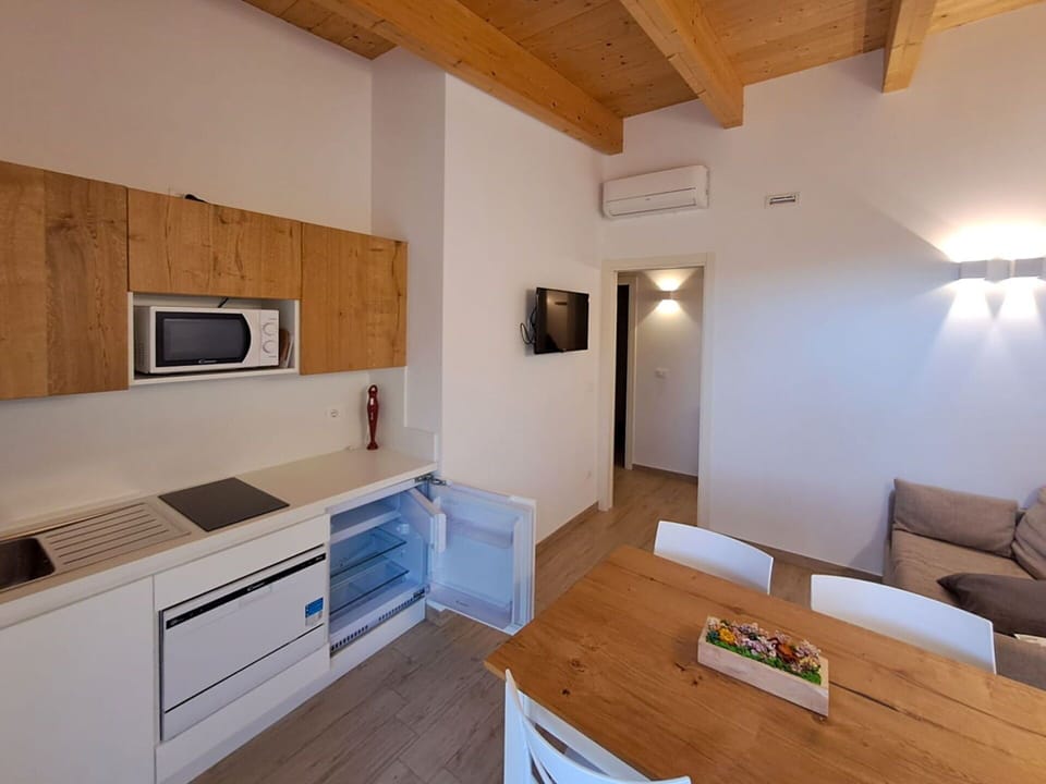 Flooring, Wood, Interior Design, Floor, Furniture, Ceiling, Wood Flooring, Room, Wood Stain, Apartment