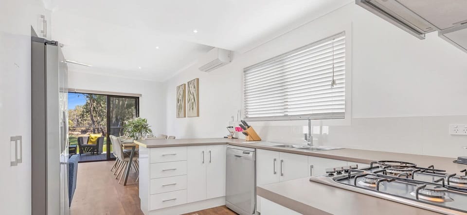 Kitchen & dining