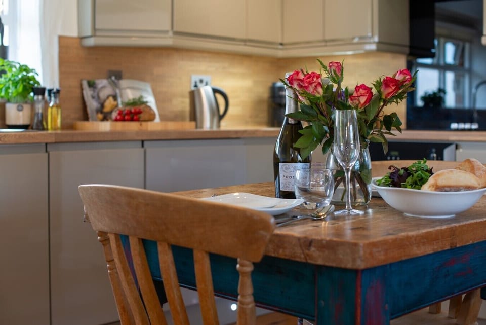 Dining table detail