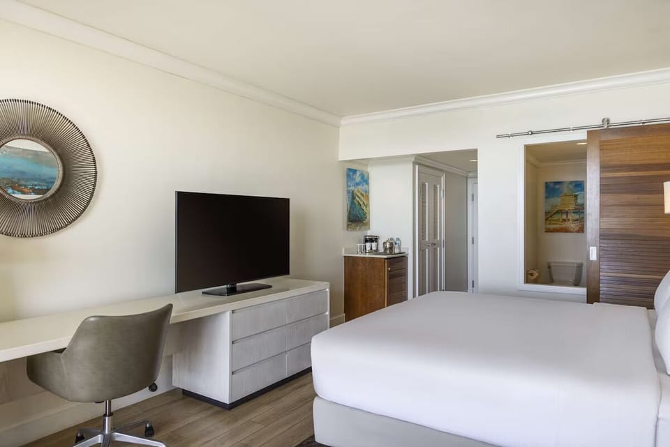 Unit with King bed. Exact unit will be assigned upon arrival. Views, colors, and decor may vary.