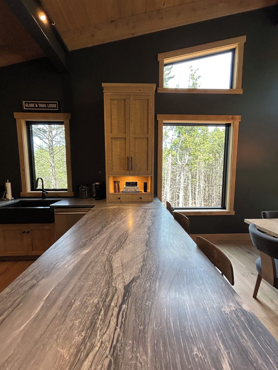 Long peninsula ideal for entertaining + seats 5 adults