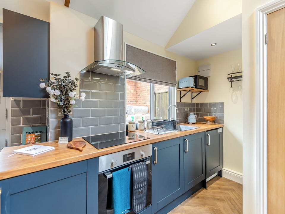 Kitchen | Rose Cottage - Rose Escapes, Banstead