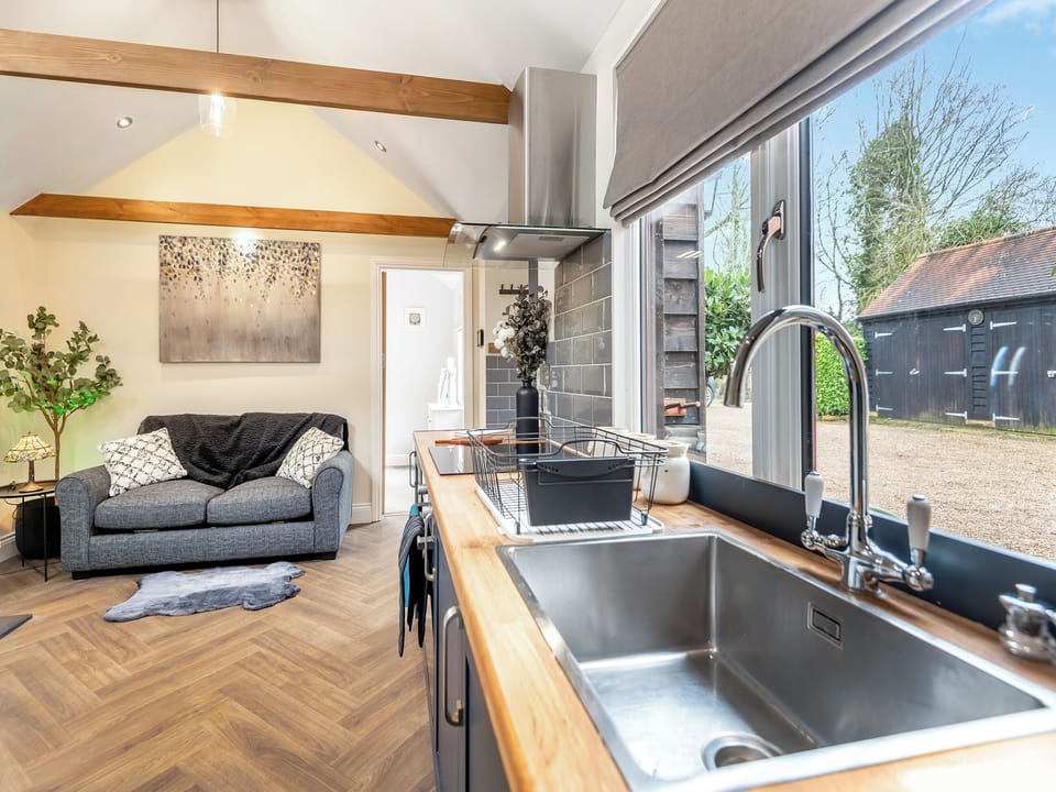 Kitchen | Rose Cottage - Rose Escapes, Banstead