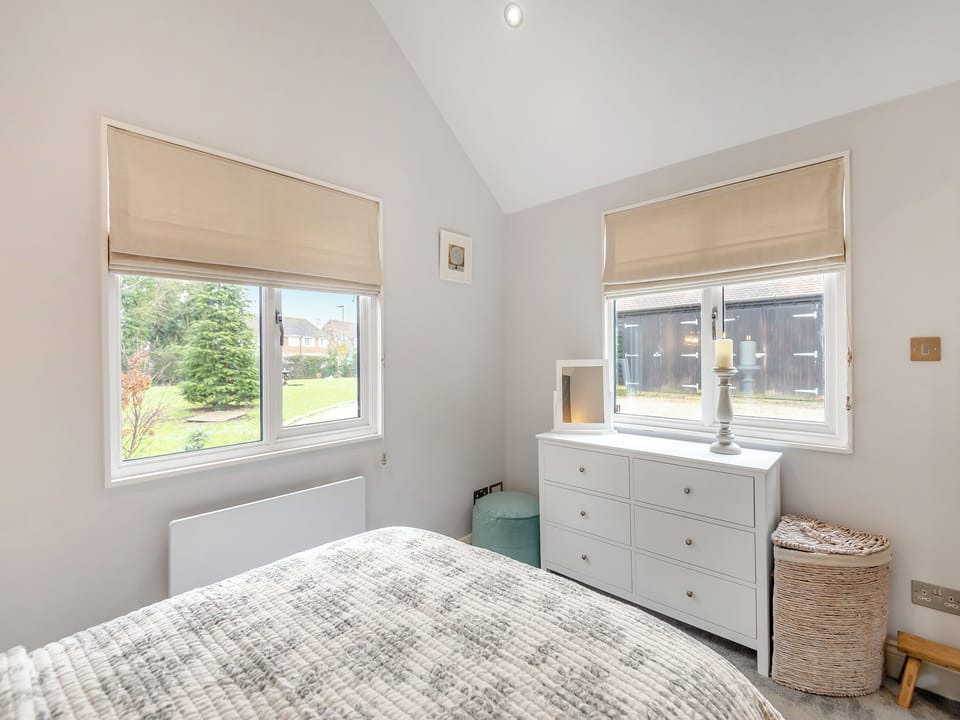Double bedroom | Rose Cottage - Rose Escapes, Banstead
