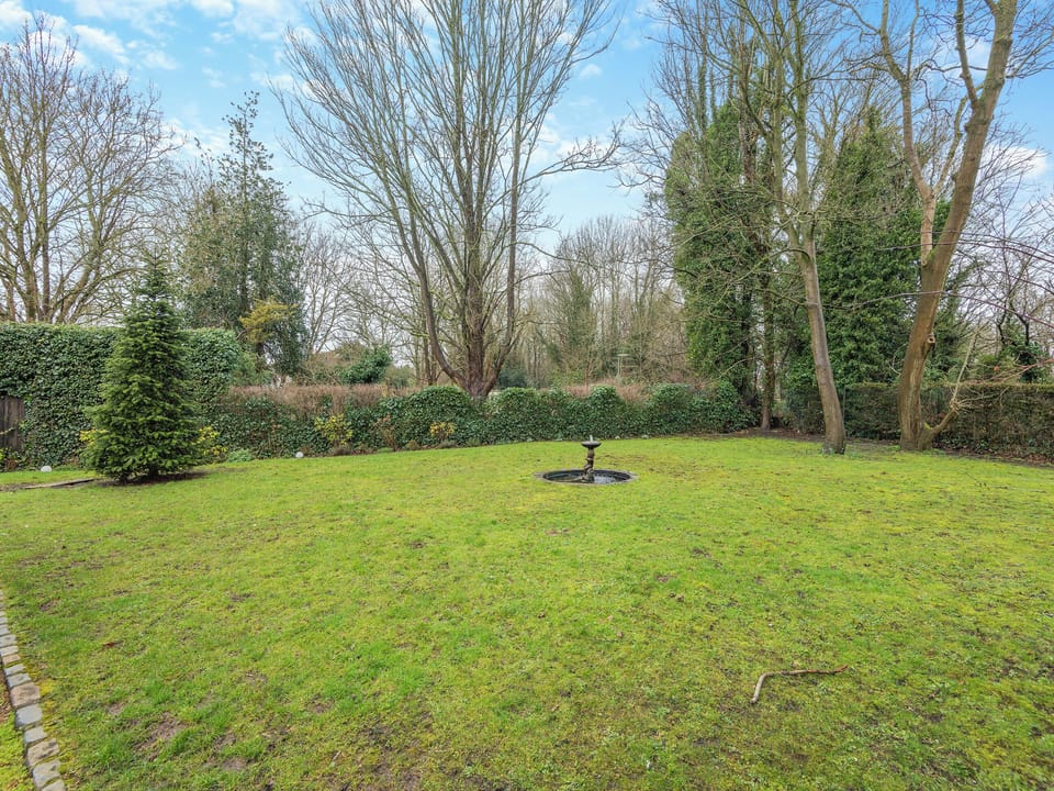 Garden | Rose Cottage - Rose Escapes, Banstead